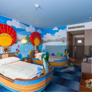 (HOLIDAY INN (1 King 2 Single 2 Bedrooms Family Suite
