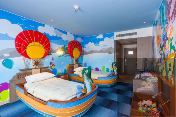 (HOLIDAY INN (1 King 2 Single 2 Bedrooms Family Suite
