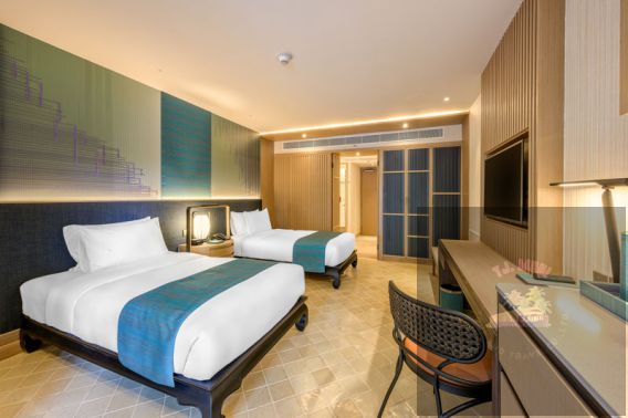 (HOLIDAY INN (Premium City View Balcony